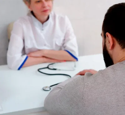 Врач консультирует пациента
